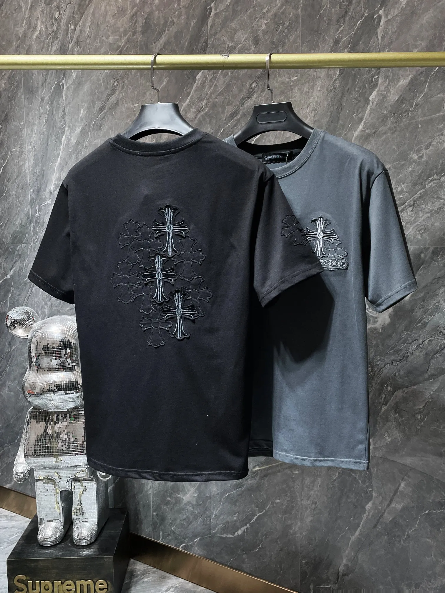 P170 New in summer. Chrome Hearts 25ss High-weight, environmentally friendly and high-quality top-quality fabric 260g~285g Chrome Horseshoe Sanskrit patch short-sleeves Heavy-duty pure hand-cut patch embroidery technology Counter synchronization 1:1 replica version Recommended color: black Gray Size: S, M, L, XL